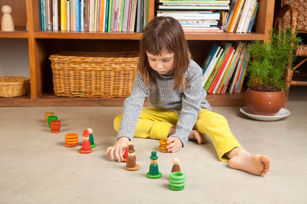 Child arranging Grapat Aguamarina Autumn pieces on the floor