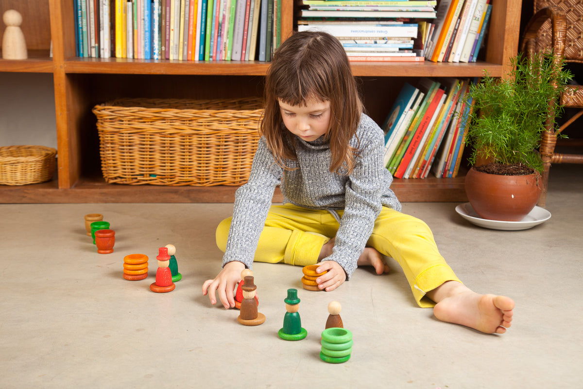 Child arranging Grapat Aguamarina Autumn pieces on the floor