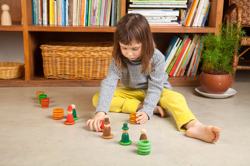 Child arranging Grapat Aguamarina Autumn pieces on the floor